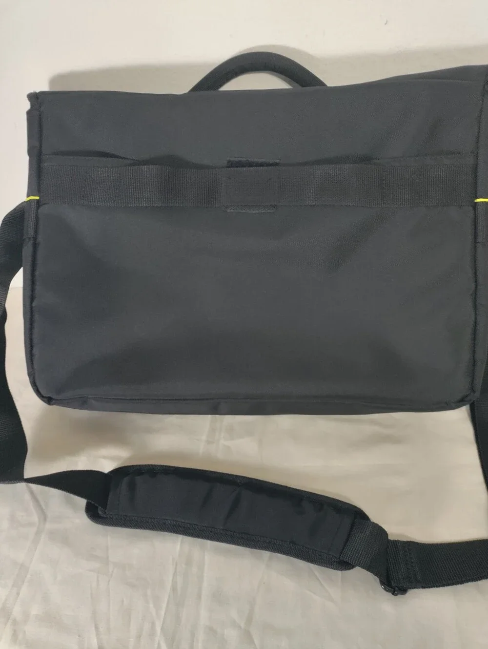 Like New Targus City Gear Hybrid Messenger TCG270 + Targus Trax Sleeve TSS677US